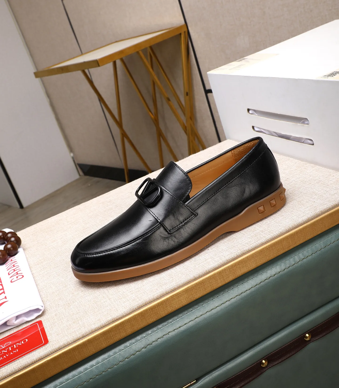 Men's shoes 💰520 [Valentino-Valentino] High-quality boutique men's shoes. The same style as the celebrities, original and authentic.✅ Made of imported cowhide + original apricot cowhide lining. The French luxury model is priced at 14,080 Swiss francs. It is also a Paris Fashion Week catwalk model. A brand can be deeply rooted in your heart, and a pair of shoes can make you linger. What you wear is not only noble, but also an aura. 👻Standard 38-45